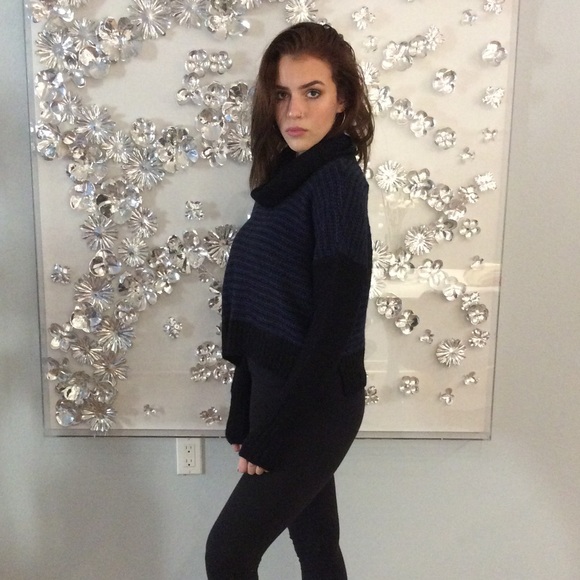 AQUA crop black/blue sweater. Size M. - Picture 3 of 4